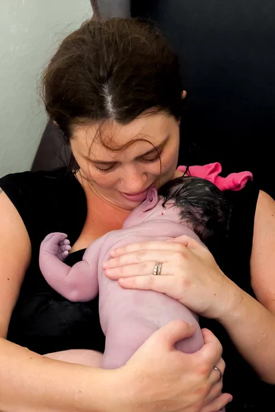 Mother Snuggles Newborn — Stock Photo, Image