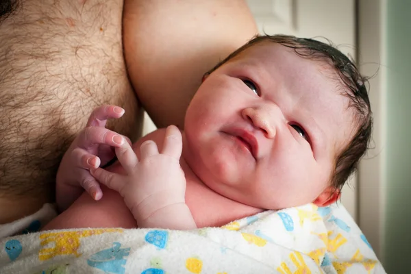 Yeni doğan oğlu tutan baba — Stok fotoğraf