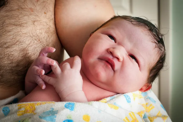 Pai segurando seu filho recém-nascido — Fotografia de Stock