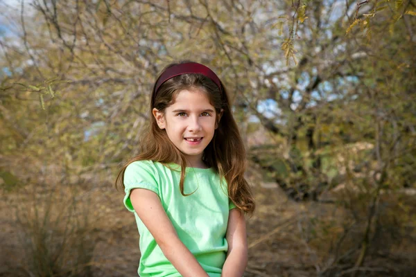 Carino ragazza al di fuori in un fascia — Foto Stock