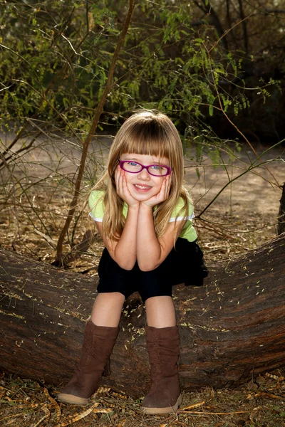 Cute Girl kin In handen — Stockfoto