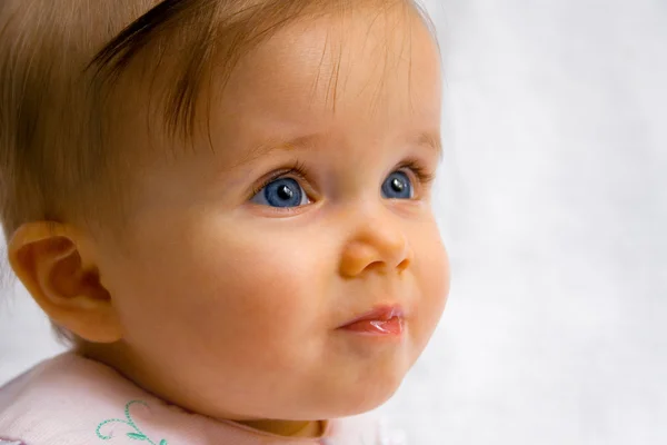 光沢のある唇に美しい赤ちゃん — ストック写真