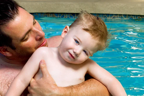 Pai Filho na piscina — Fotografia de Stock