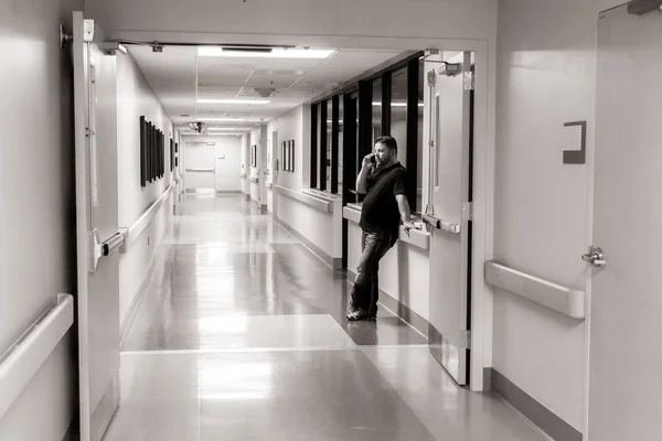 Дід очікування в коридорі лікарні — стокове фото