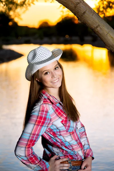 Teenage Cowgirl vid solnedgången — Stockfoto