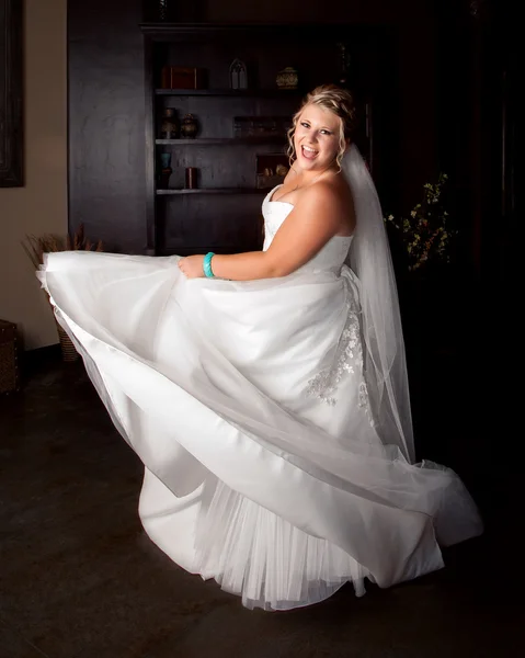 彼女のウェディング ドレスで駆け巡って花嫁 — ストック写真