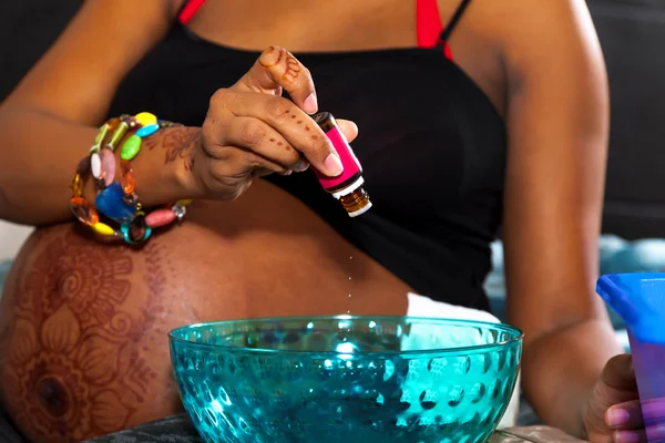 Embarazada mujer mezcla aceites — Foto de Stock