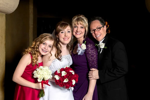 彼女の家族と一緒に花嫁 — ストック写真