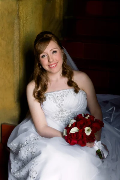美しい花嫁の花束と座っています。 — ストック写真