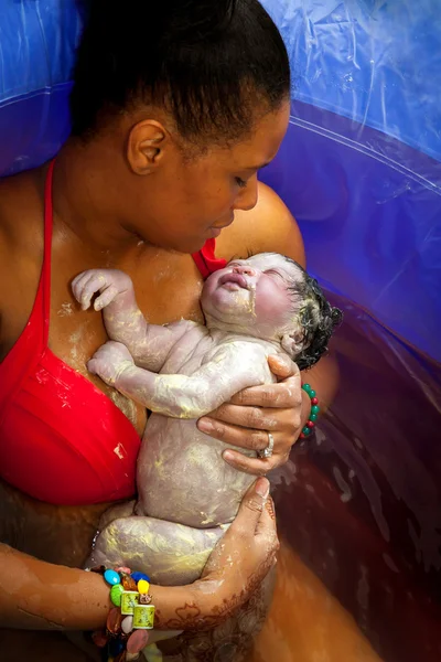 Moeder Cradels pasgeborene In Birthing Tub — Stockfoto