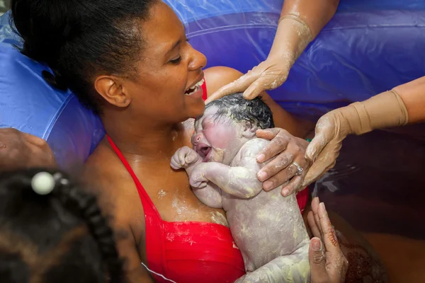 Счастливая мама с новорожденным — стоковое фото
