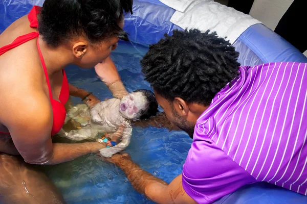 Bambino che nasce in acqua — Foto Stock