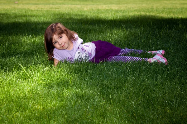 Jovem morena menina na grama — Fotografia de Stock