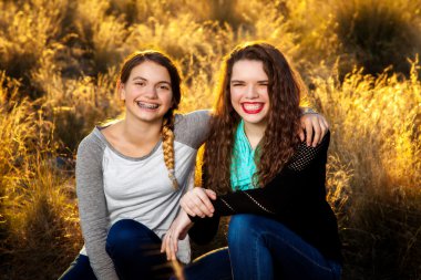 Arkadan aydınlatmalı alan kız