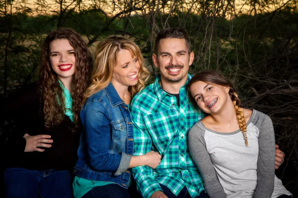 mutlu bir aile birlikte oturan
