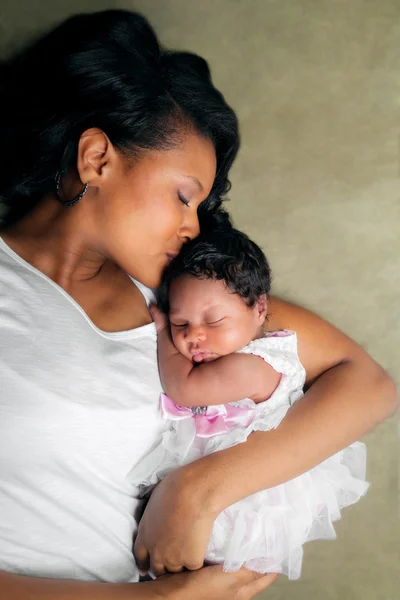 Afro-americana mãe beijar recém-nascido filha — Fotografia de Stock