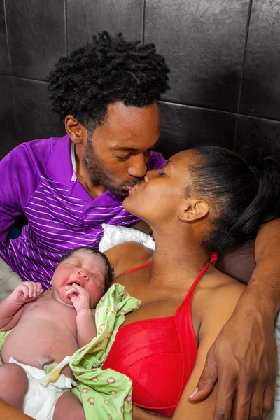 Husband Kisses His Wife After She Gives Birth At Home — Stock Photo, Image