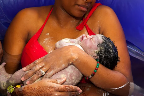 Madre sosteniendo a su bebé recién nacido después de un parto en casa —  Fotos de Stock