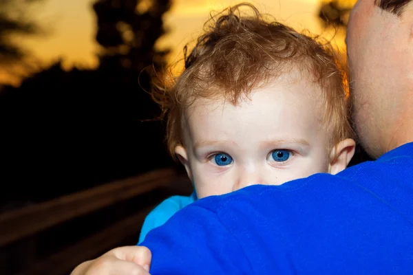 Baby Peeks Over Shoulder of Dad — Stock Photo, Image