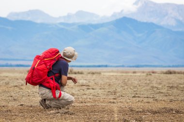 Gobi içinde yürüyüş kaşifler.