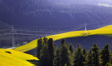 Dağ altında yüksek gerilim kablo.