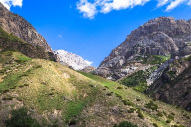 Dağ güneş bitki örtüsü ile kaplı vadiler.