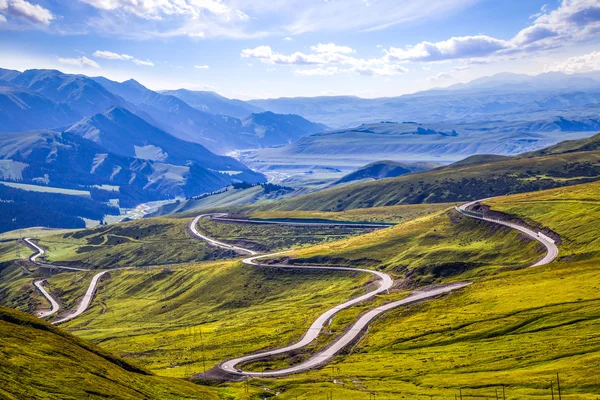 La robusta strada di montagna . — Foto Stock