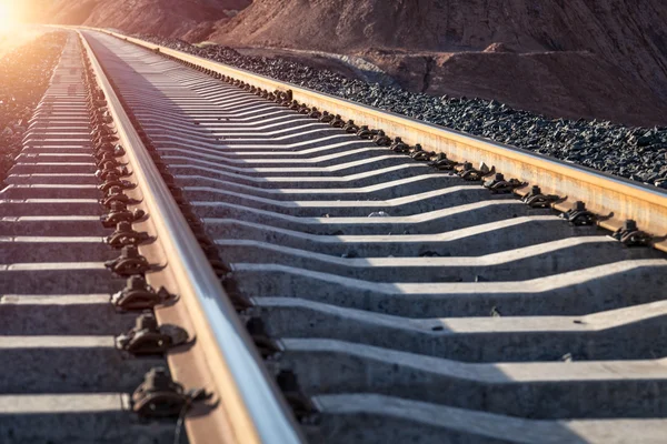 I ljuset av järnvägsspår. — Stockfoto