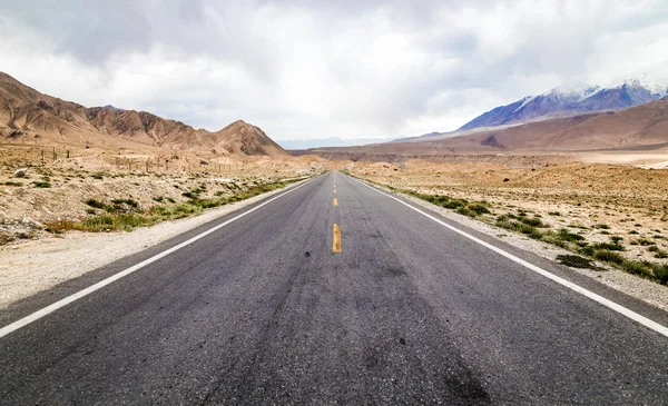 Under the clouds, the road to the distance. — Stock Photo, Image