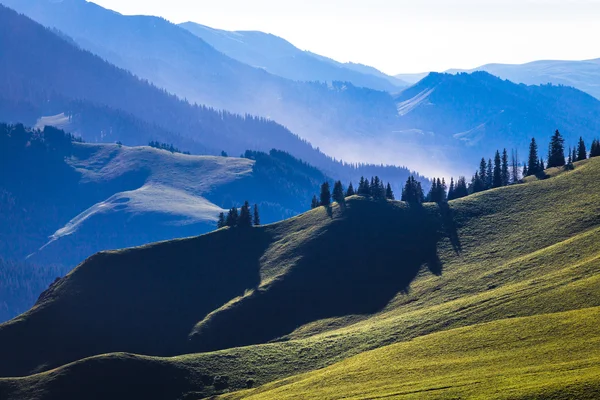 Dağlar, geniş arka plan malzeme günbatımı katmanları.
