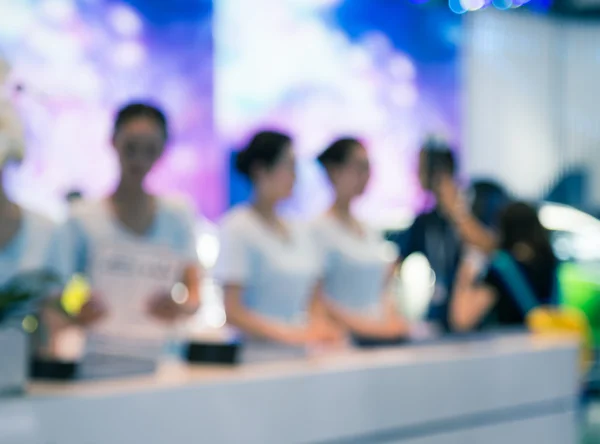 Meninas bonitas recepcionista conferência, gráficos de negócios . — Fotografia de Stock