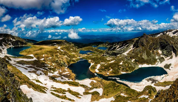 Schöne Mädchen in Schnee und Wolken in sieben rila Seen in Bulgarien — Stockfoto