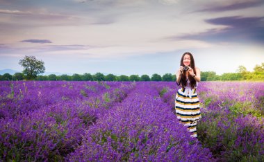 Bulgaristan lavanta alanında bir fotoğraf makinesi ile güzel kız