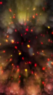 Parlak kıvılcımlar parıldar ve gece gökyüzünde göz kamaştırıcı bir şekilde dart atar..