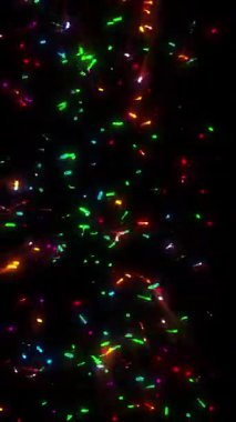 Parlak kıvılcımlar parıldar ve gece gökyüzünde göz kamaştırıcı bir şekilde dart atar..