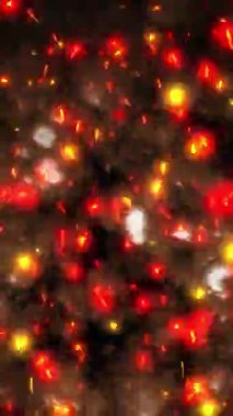 Parlak renkli kıvılcımlar göz kamaştırıyor ve gece gökyüzünde uçuyor..