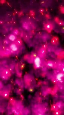 Parlak renkli kıvılcımlar göz kamaştırıyor ve gece gökyüzünde uçuyor..