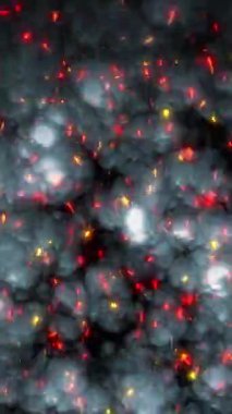 Parlak renkli kıvılcımlar göz kamaştırıyor ve gece gökyüzünde uçuyor..