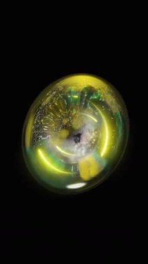 Enerji izleriyle bükülen soyut neon küre gerçeküstü bir uzayda asılı.