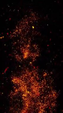 Arka planda duman bulutları ve ateşten yükselen kıvılcımlar var..