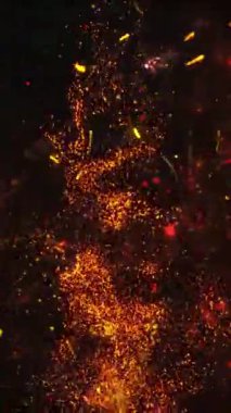 Arka planda duman bulutları ve ateşten yükselen kıvılcımlar var..