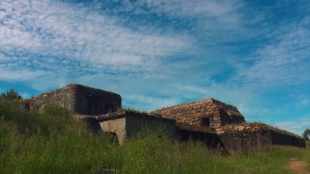 Nubes Voladoras Sobre Fuerte Trench Lapso Tiempo — Vídeos de Stock