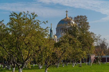 - Rusya. Kronshtadt. St. Nicholas Donanma Katedrali 'nin manzarası Kronstadt Deniz Kuvvetleri Park Müzesi' nin elma bahçesinden geçiyor..