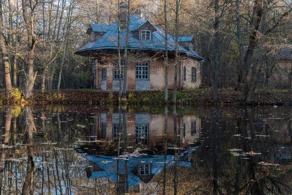 Английский дом у реки Кристателла Парк Сергиевка недалеко от города Ломоносов. — стоковое фото