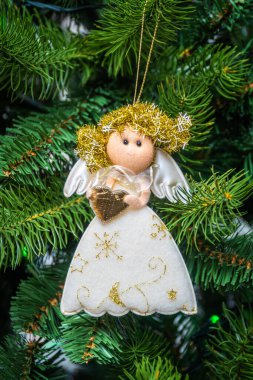 Noel ağacı süslemesi parlak kanatlı ve altın saçlı beyaz melek.