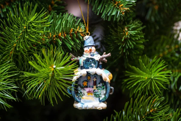 Christmas tree decoration in the form of a fun snowman from household items. — Stock Photo, Image