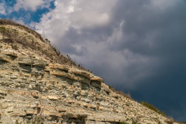 Gelendzhik yakınlarındaki yüksek kıyının arka planında kara bulutlar.