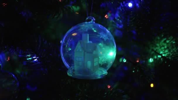 圣诞树装饰雪白的童话屋在玻璃球里 — 图库视频影像