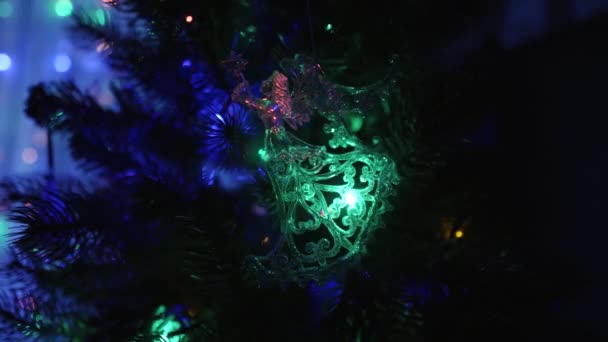 Vánoční Ozdoba Stromku Podobě Průsvitného Zářícího Anděla Barevných Věncích — Stock video
