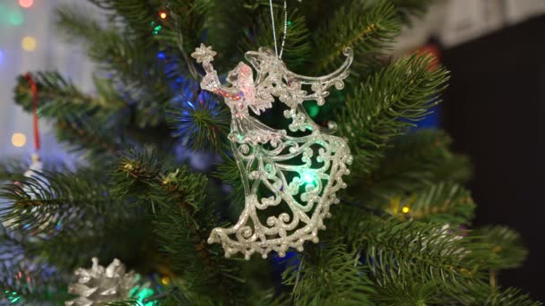 在五彩缤纷的花环中以透明的发光天使的形式装饰圣诞树 — 图库视频影像